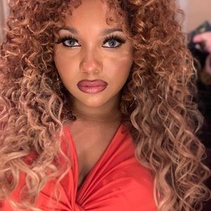 Meet your Posher, Leonora